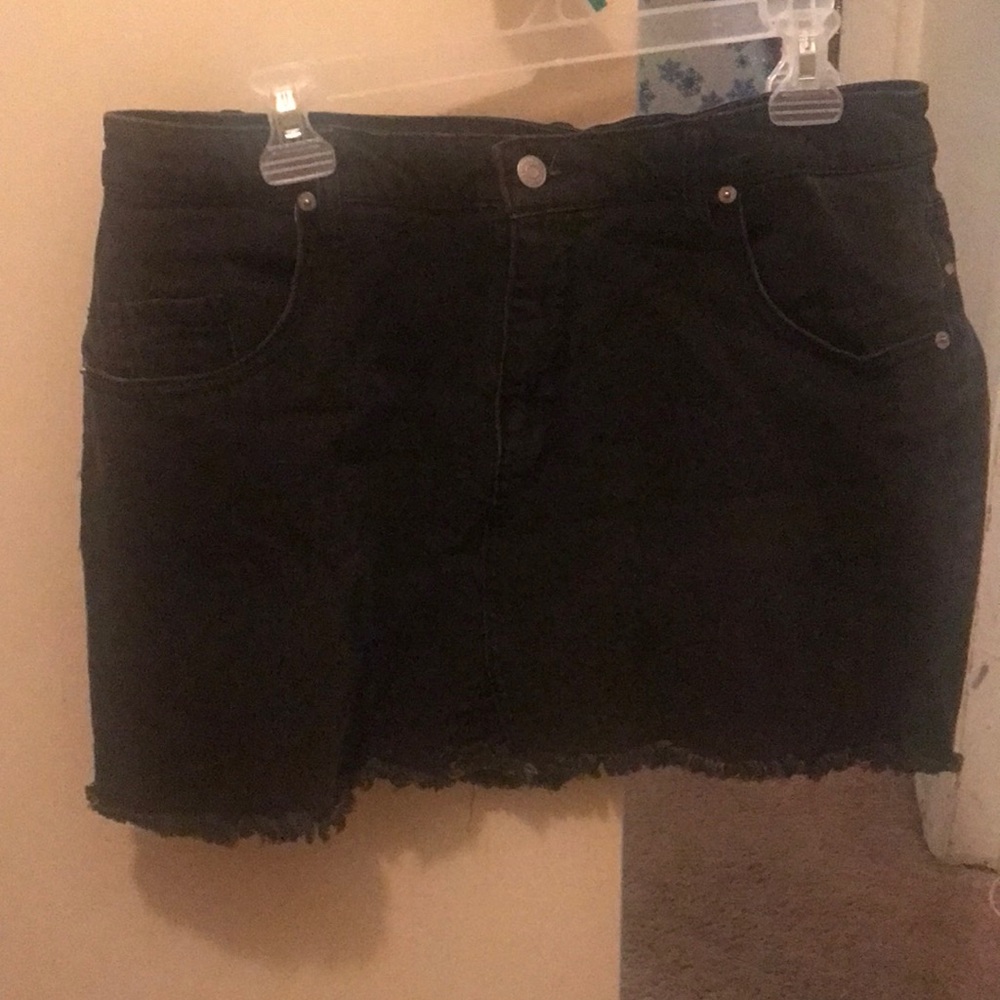 Black wild fable skirt size 18. Runs small so it’s more of a 14-16. Front zipper